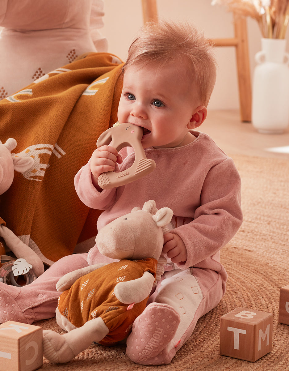 Peluche small "Tiga" en Veloudoux et mousseline de coton BIO, beige/ocre - Noukie's